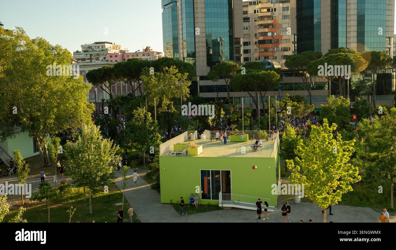 Großer Blick auf einen öffentlichen Park und Menschen, die sich während eines Protestes im Zentrum von Tirana versammelten. Stockfoto