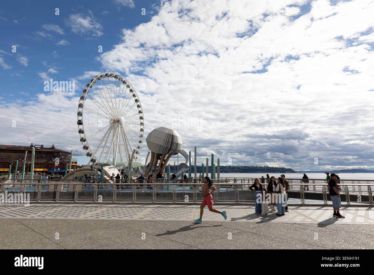 Besucher genießen Seattles Waterfront Park, während sich die Stadt auf sechs Spiele der FIFA Fussball-Weltmeisterschaft 2026 vorbereitet. Stockfoto