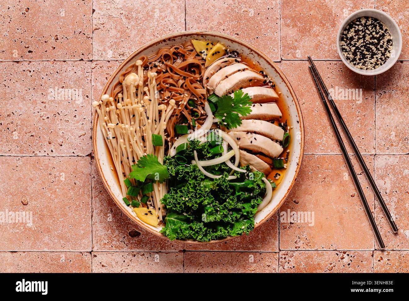 Asiatische Miso-Ramen-Nudelsuppe mit Hühnchen, Enoki-Pilzen, Grünkohl. Stockfoto
