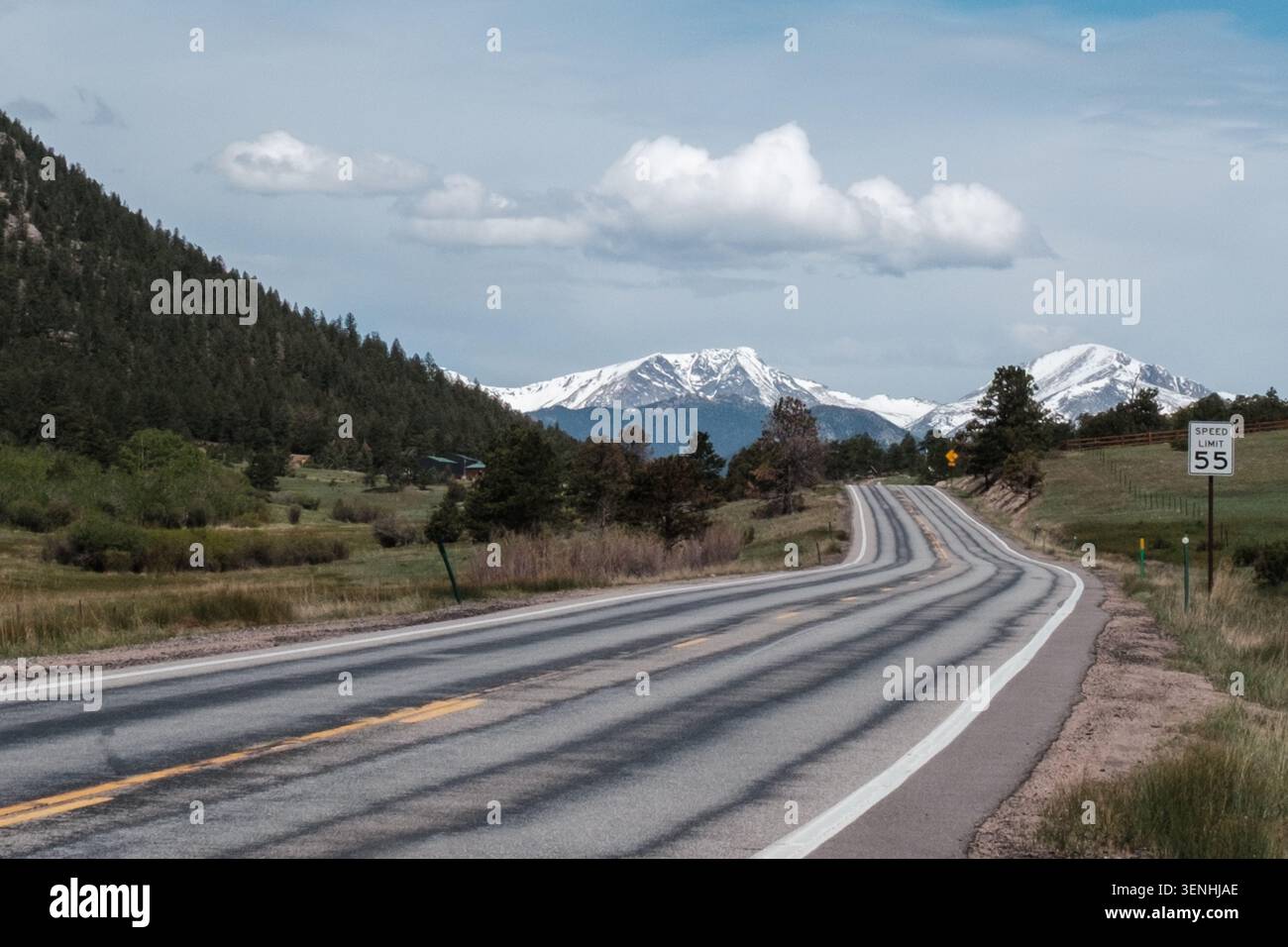 Der erste Blick auf entfernte schneebedeckte Berge entlang der US-36 von Lyon bis Estes Park, auf dem Weg zum Rocky Mountain National Park (RMNP) in Colorado. Stockfoto