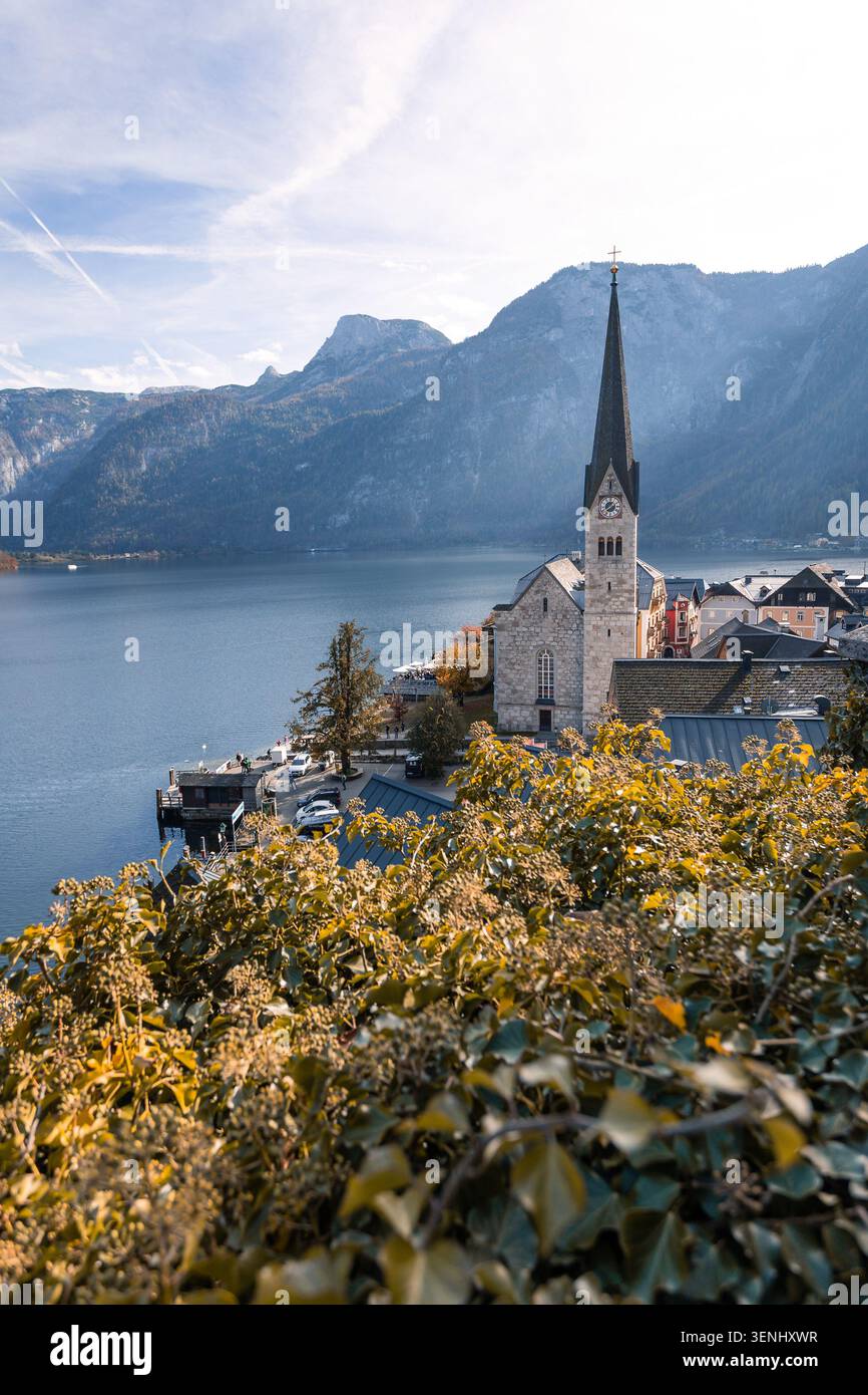 Klassischer Blick auf das Hallstätter Dorf mit historischer Kirche und See Stockfoto