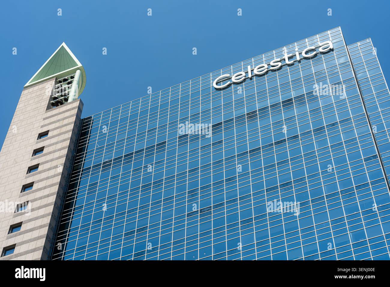 Toronto, Kanada - 26. Mai 2026: Moderner Glasbüroturm mit Celestica-Logo und markantem architektonischen Turm Stockfoto