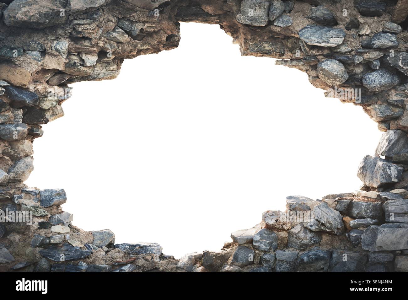 Großes Loch in einer alten historischen Steinmauer, isolierter Ausschnitt als Rahmen mit weißem Kopierraum Stockfoto