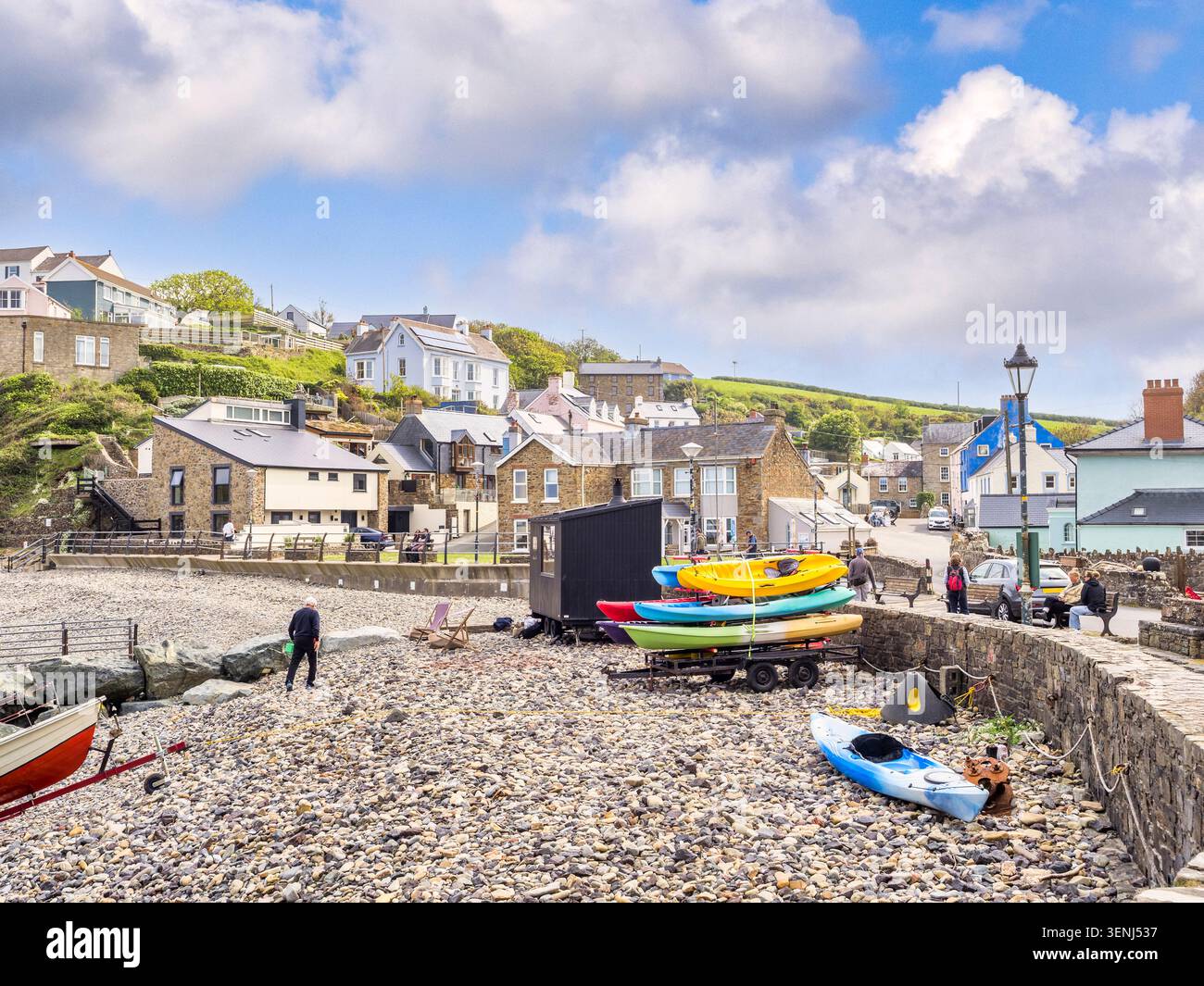 Little Haven, Pembrokeshire, Wales, Großbritannien. Ein Frühlingstag in einem beliebten Küstendorf am Pembrokeshire Coast Path und auch an der Pembrokeshire Coast Stockfoto
