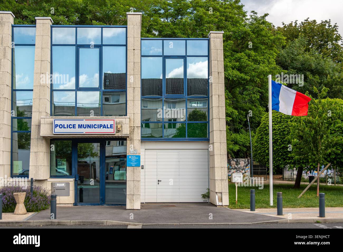 Außenansicht des städtischen Polizeigebäudes. Die Stadtpolizei ist ein Dienst, der sich der Sicherheit und der öffentlichen Ruhe auf dem Stadtgebiet widmet Stockfoto