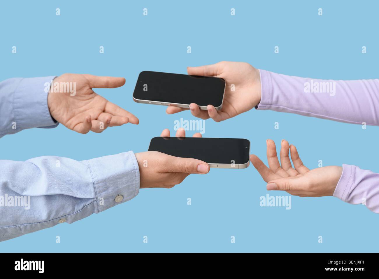 Digitale Kommunikation und Datenübertragung zwischen Menschen mit modernen Smartphones, Konzept für den Online-Informationsaustausch, Hände halten und Gesten mit Stockfoto