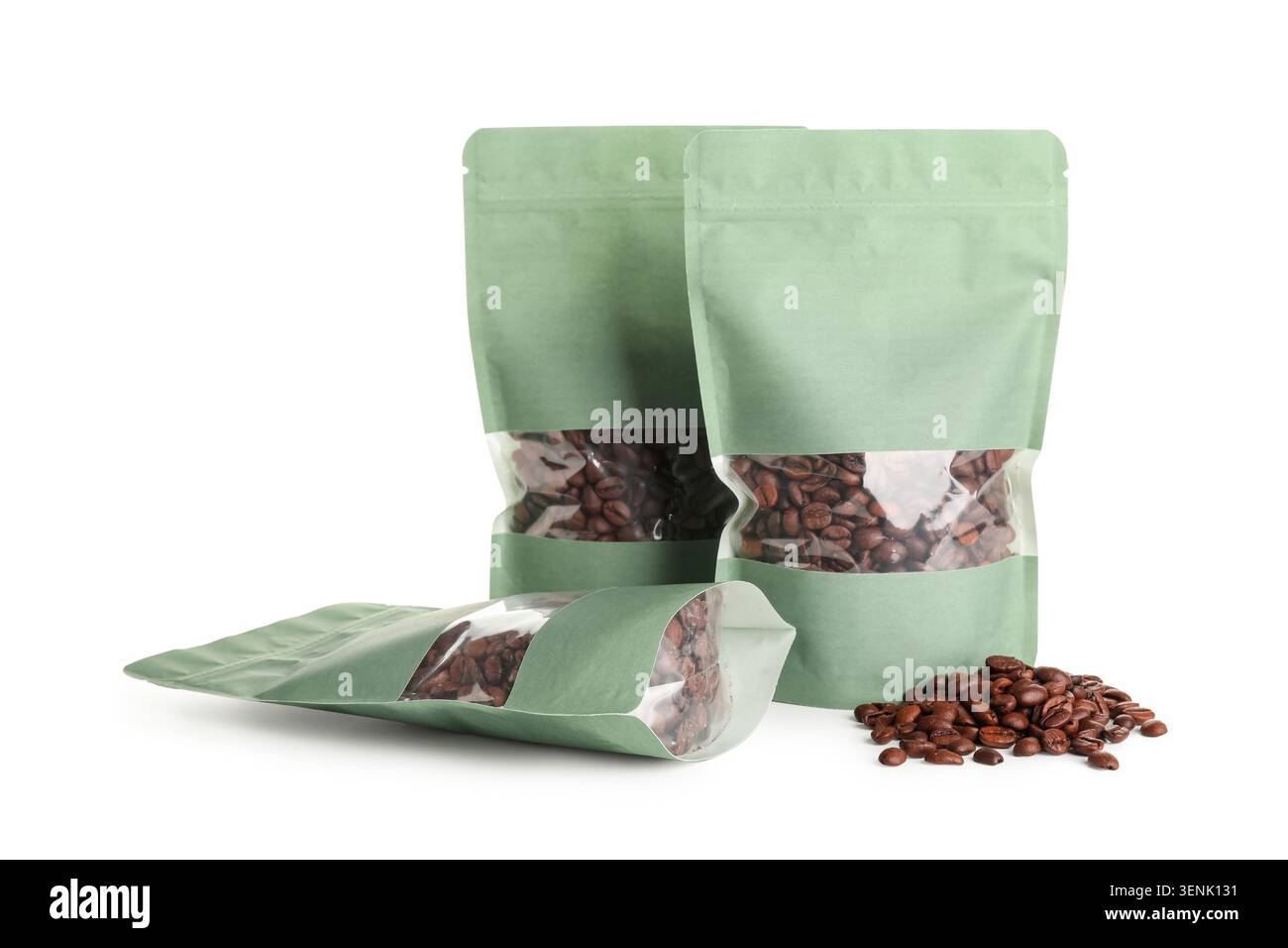 Grüne Kaffeebeutel auf weißem Hintergrund Stockfoto