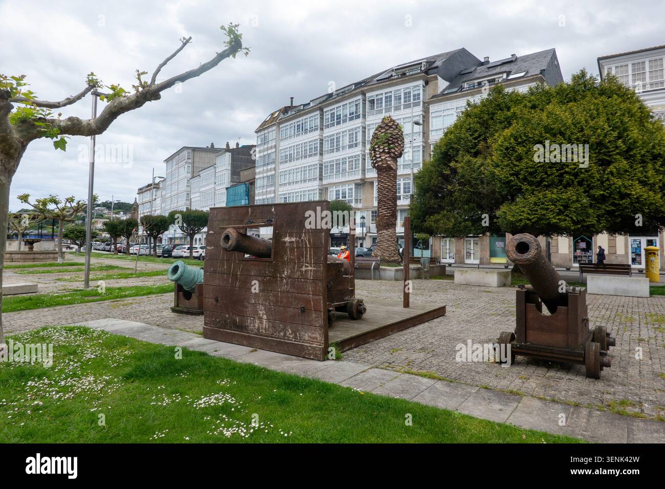 Viveiro, Lugo, Galicien, Spanien - 17. Mai 2026: Alte Eisenkanonen schmücken eine schöne Straße in Viveiro. Stockfoto