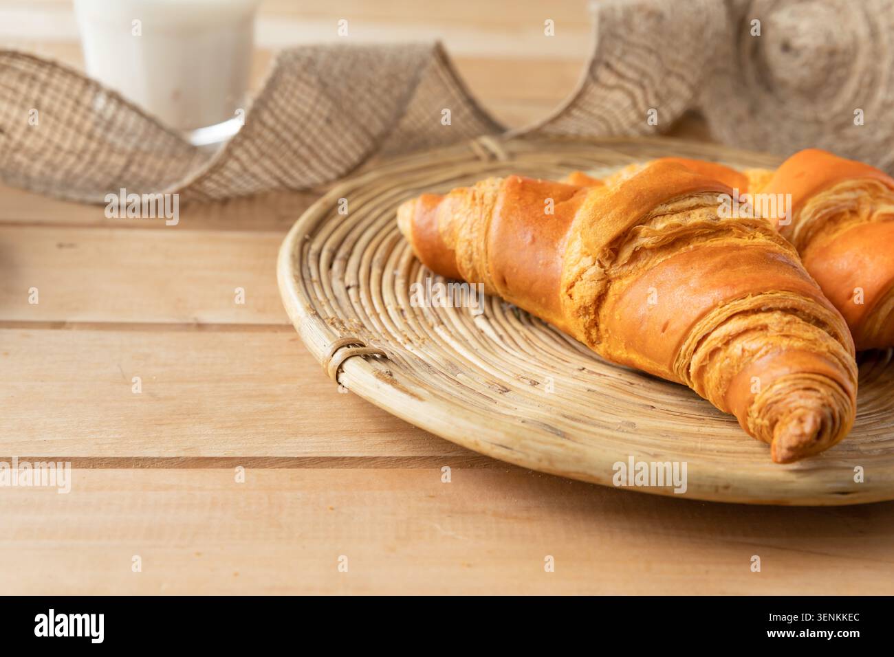 Frisch Gebackene Goldene Croissants Serviert Auf Rustikalem Holztischhintergrund Mit Natürlichem Licht Und Kopierraum Stockfoto