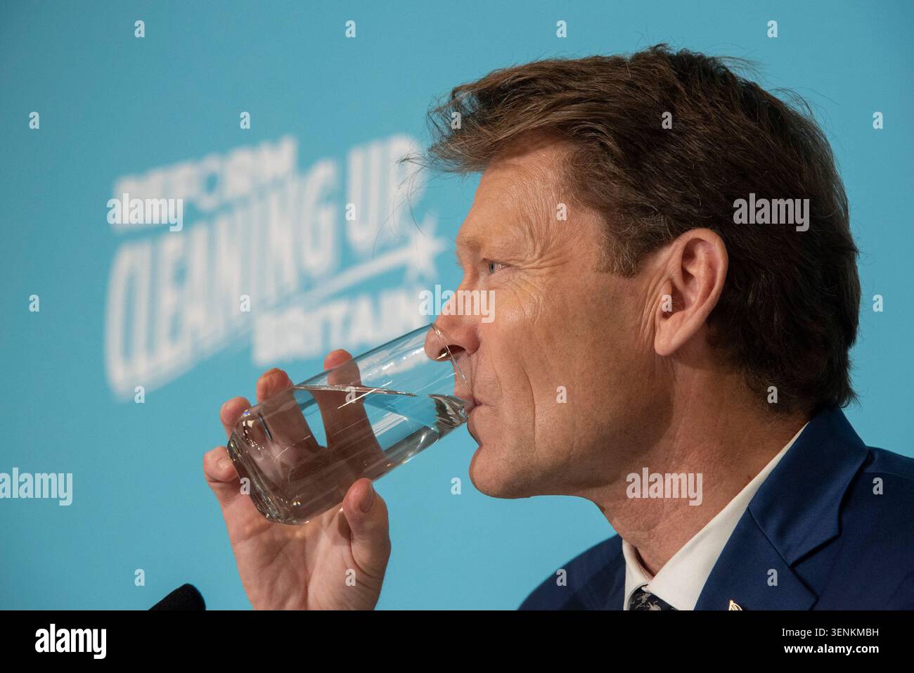 Richard Tice spricht auf der Pressekonferenz zum Thema Fly-Tipping. Kredit: Will Colebourne Stockfoto