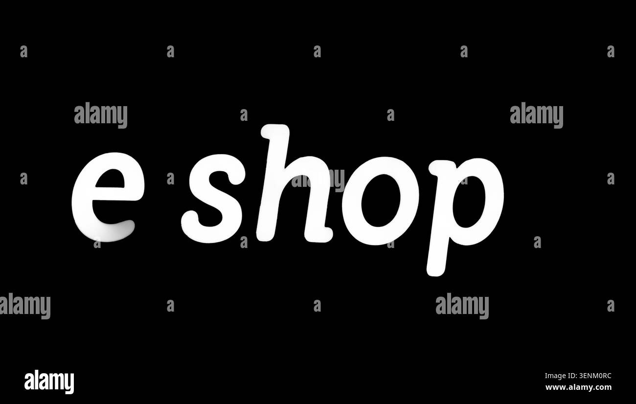 E-Shop führte ein Lichtschild, das nachts draußen auf einer Straße leuchtete Stockfoto