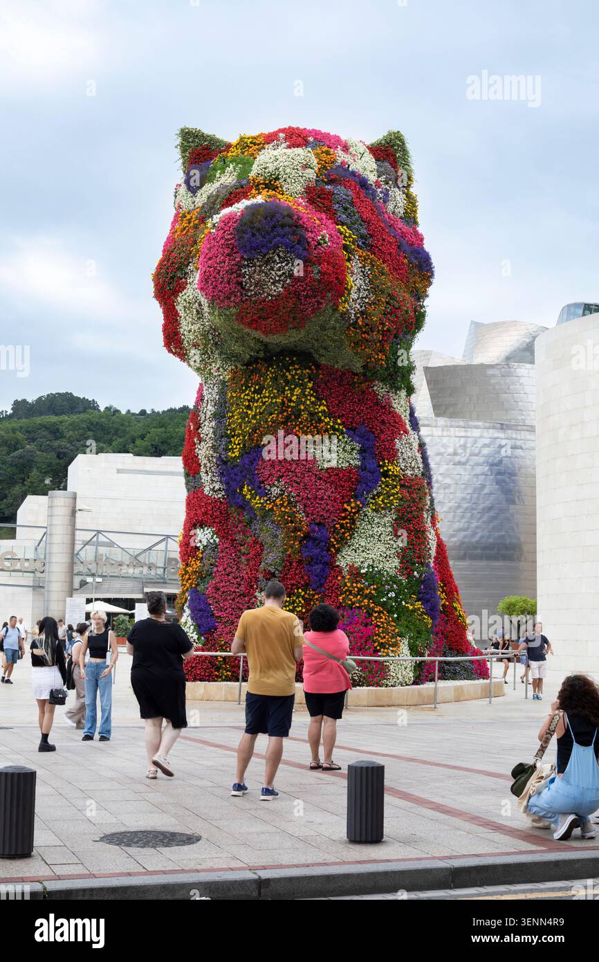 Puppy ist die kultige Skulptur eines riesigen West Highland White Terrier Welpen, die 1992 vom amerikanischen Künstler Jeff Koons vor dem Guggenheim Museu geschaffen wurde Stockfoto