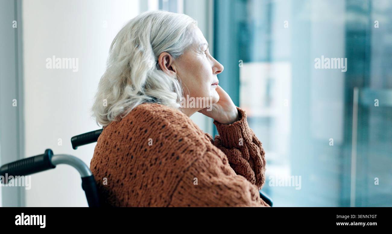 Denkende, ältere Frau und einsam im Rollstuhl, unglückliche und ältere Patientin mit parkinson. Traurig, Gedanken und alter Mensch mit Behinderung Stockfoto