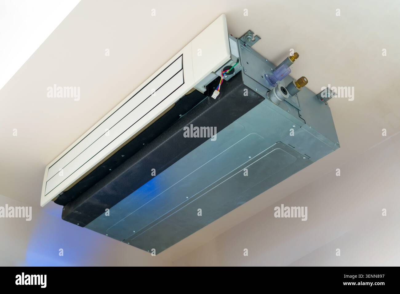 In einem modernen Raum ist eine Deckenklimaanlage installiert. Er zeichnet sich durch schlanke Linien und ein effizientes Design aus, das sowohl Funktionalität als auch Funktionalität bietet Stockfoto
