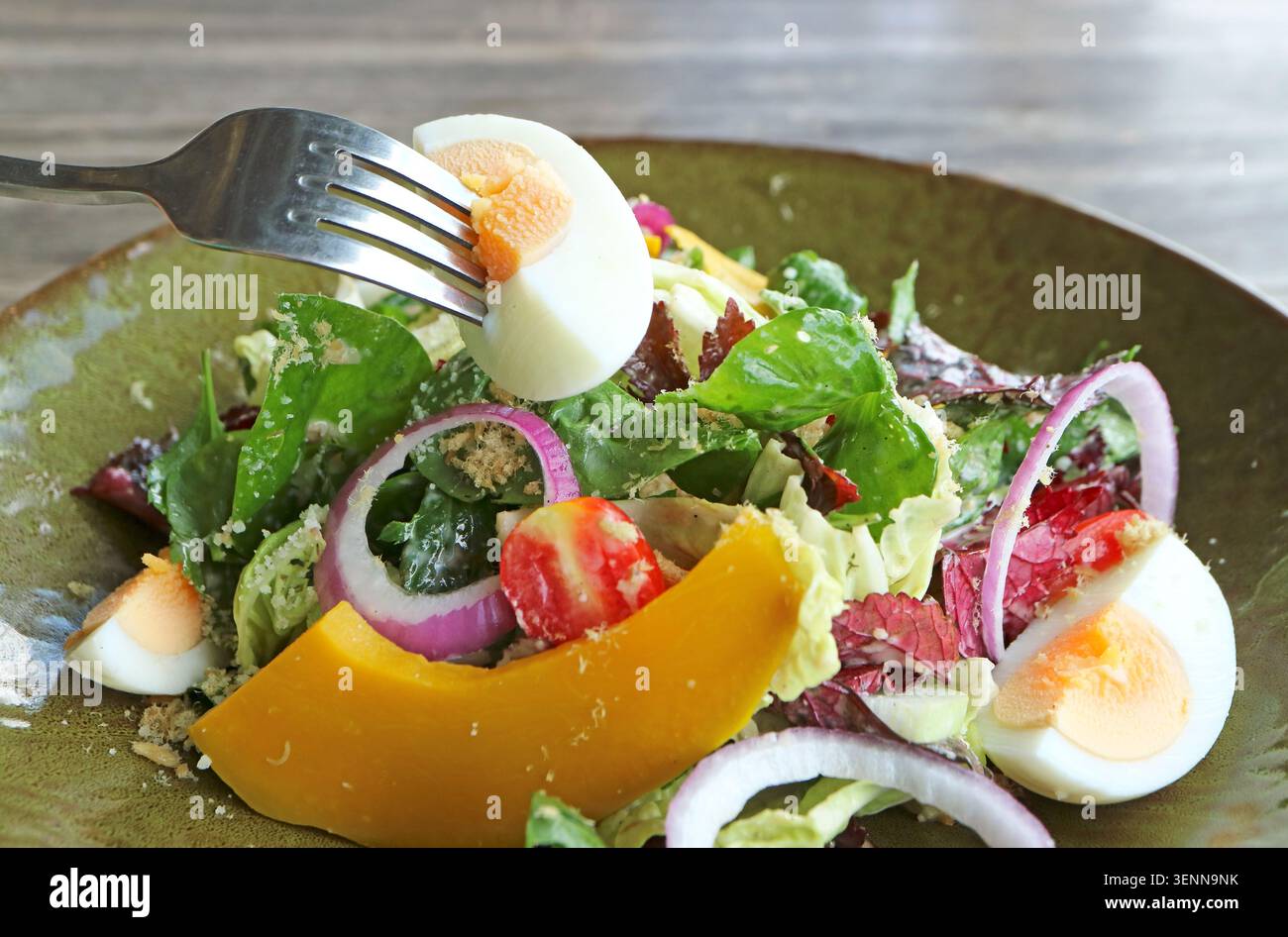 Köstlicher Salat auf Pflanzenbasis mit Kürbis, Tomaten und Ei mit einer leichten Vinaigrette Stockfoto