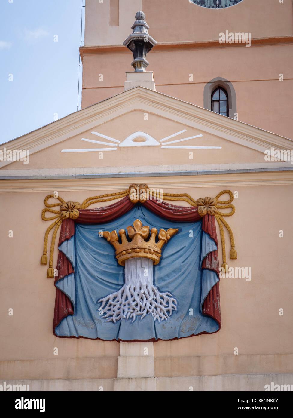 Gemaltes Wappen von Brașov (Brasov) auf einer Gebäudefassade mit einer goldenen Krone über weißen Wurzeln. Transsilvanien, Rumänien. Stockfoto