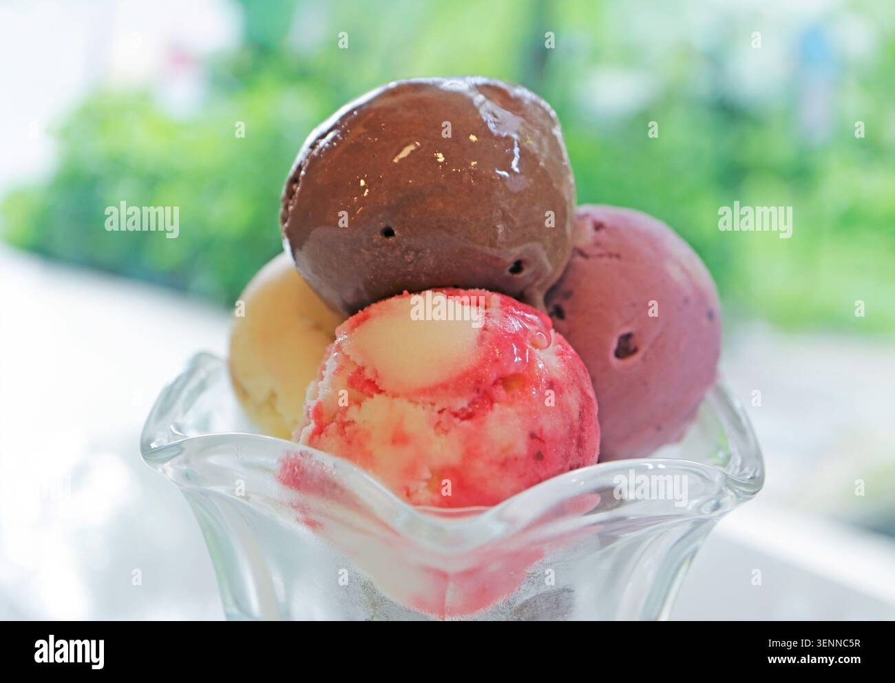 Nahaufnahme von bunten Eiskugeln in einem Eisbecher Stockfoto