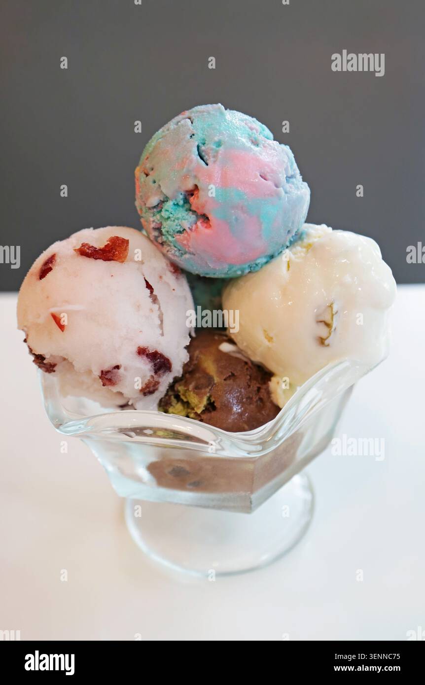 Verschiedene handgemachte Eiskugeln in einer Glasschale Stockfoto