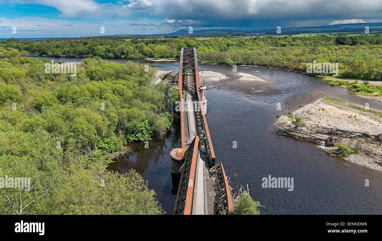 Die Garmouth Spey Railway Bridge oder Spey Viaduct brachen im Frühsommer Teil 4 6 Monate ein Stockfoto