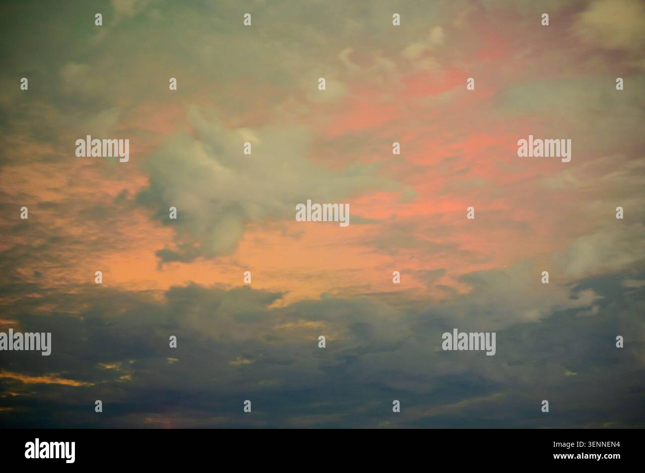 Nordlichter Hinter Wolken In Seattle Washington Stockfoto