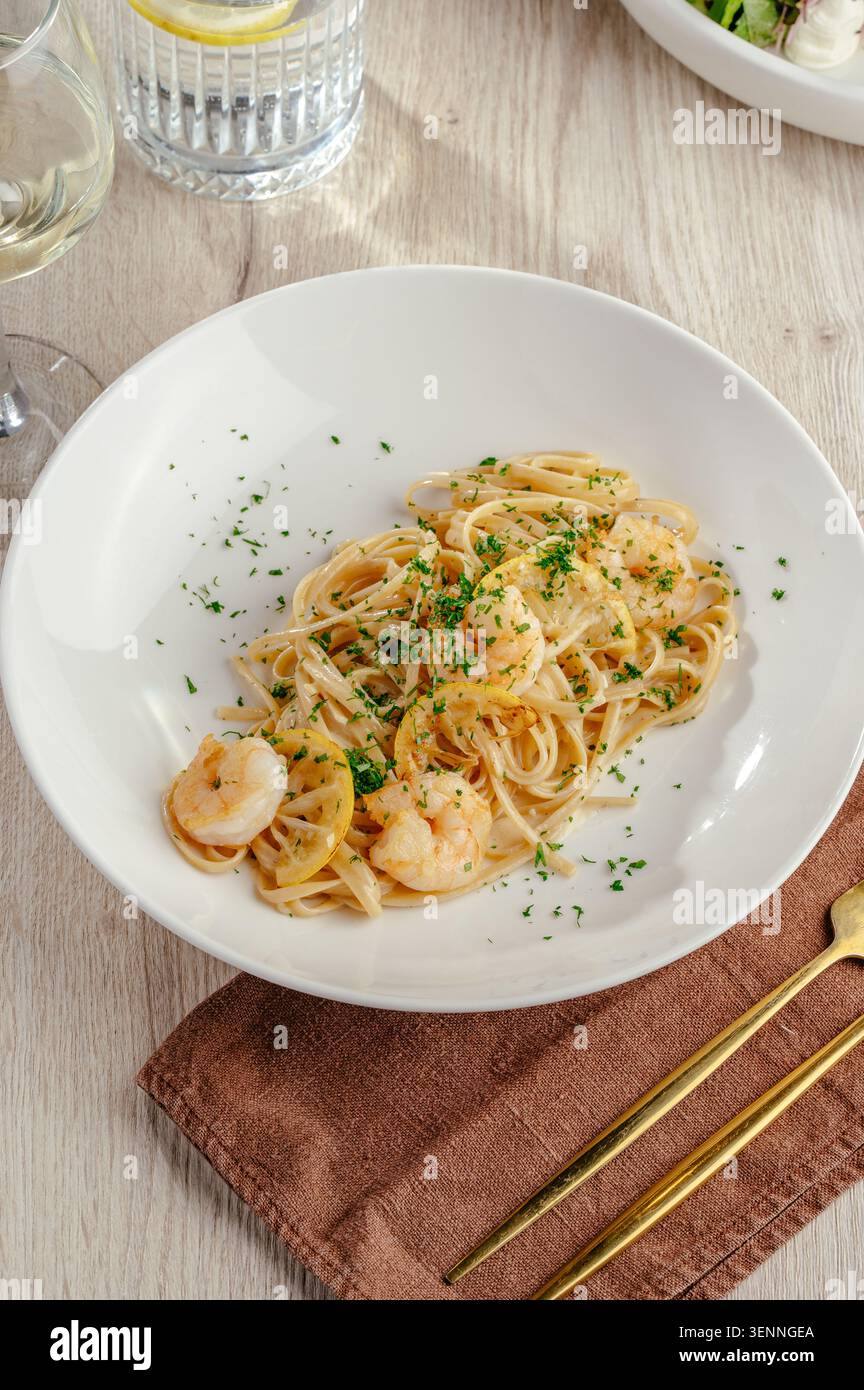 Köstlicher Teller mit Zitronenknoblauch, Garnelen, Scampi-Pasta Stockfoto