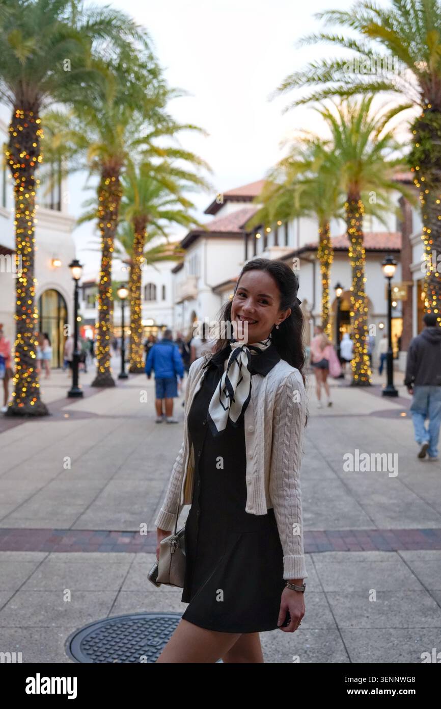 Orlando USA 28. Februar 2026 Frau auf der von Palmen gesäumten Disney Springs Street Stockfoto