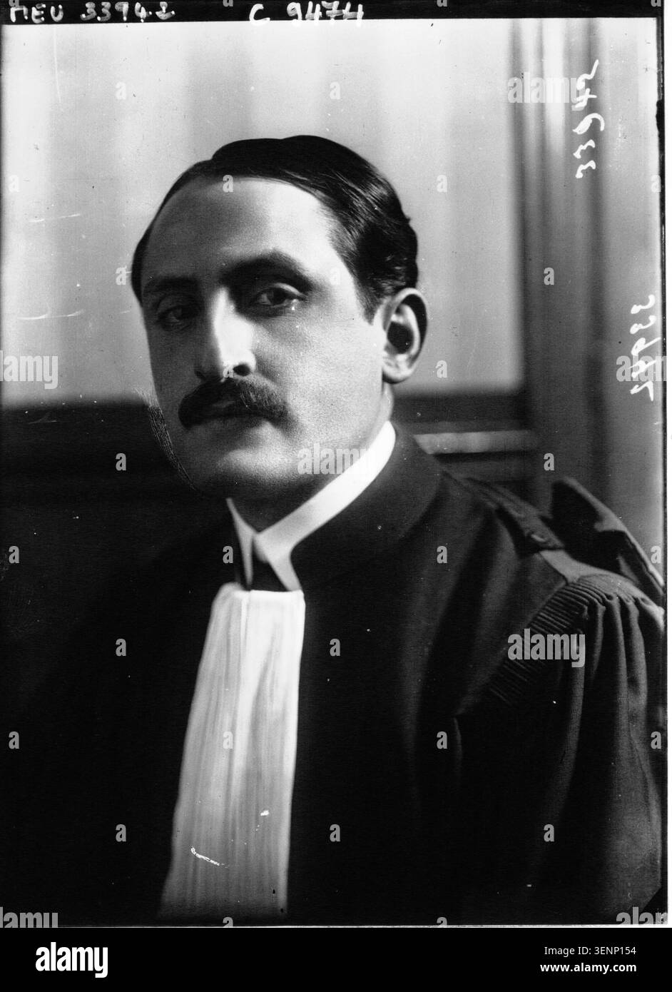 Die Pressefotos dokumentieren Adart, Besnard und Madame Maitrejean, die 1913 als Anwälte der Banditen identifiziert wurden. Das Schwarzweiß-Bild dokumentiert Rechtsvertreter, die mit einem Strafverfahren in Verbindung stehen, und ist Teil der zeitgenössischen französischen Presseberichterstattung. Stockfoto