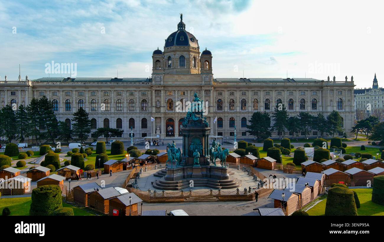 Blick auf den Wiener Weihnachtsmarkt und das Maria-Theresia-Denkmal vor dem Kunsthistorischen Museum, Maria-Theresien-Platz, Wien, Österreich Stockfoto