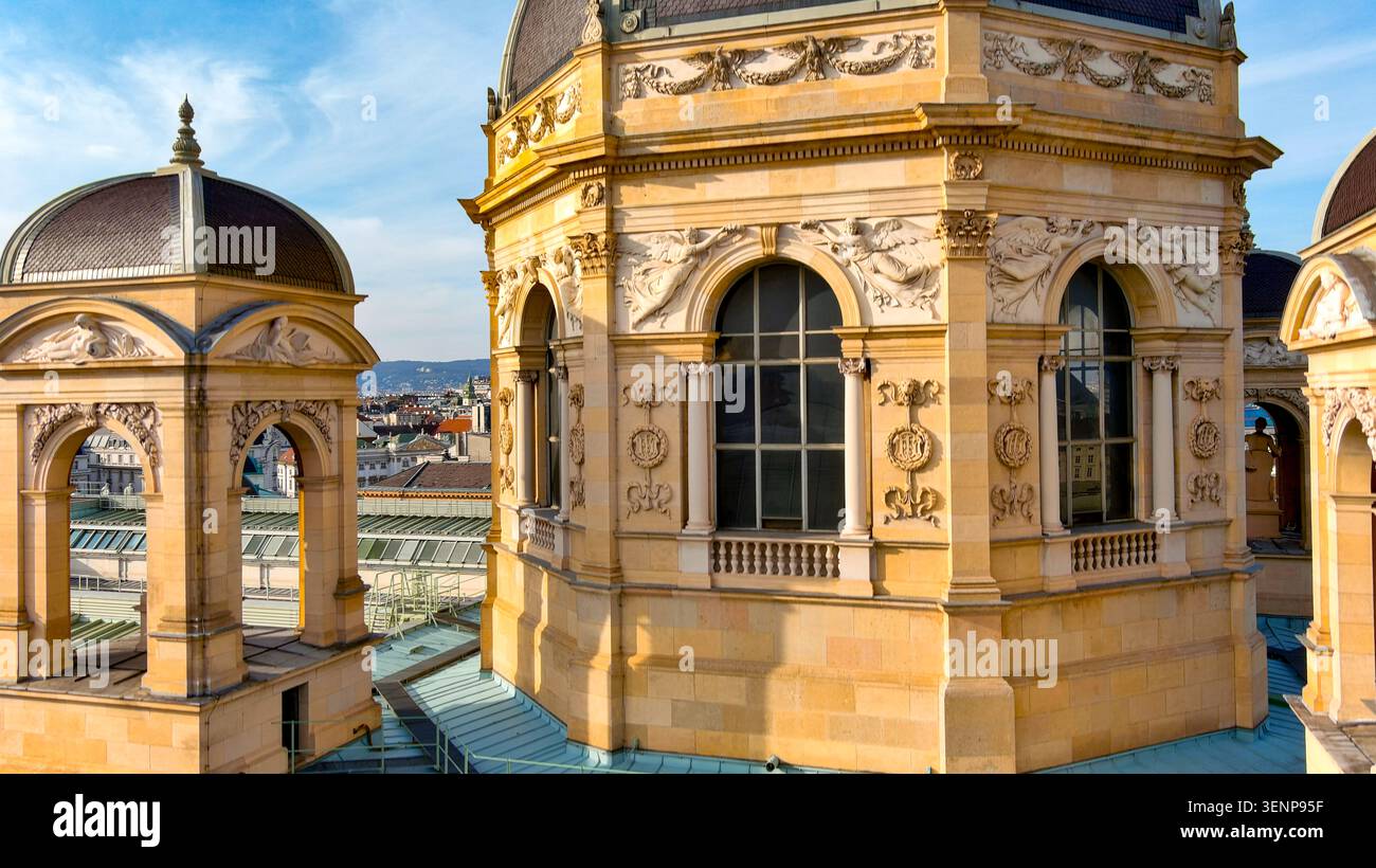 Nahaufnahme der verzierten Kuppel und skulpturalen Fassadendetails am Wiener Museumsgebäude, Maria-Theresien-Platz, Wien, Österreich Stockfoto