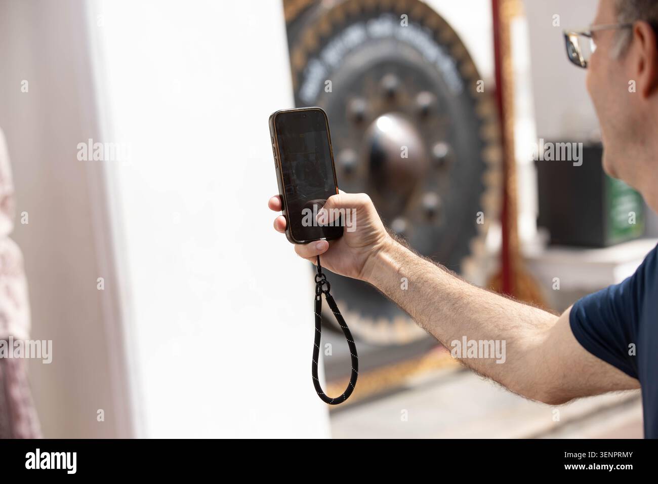 Mann, der mit Smartphone fotografiert, Seitenprofil. Stockfoto