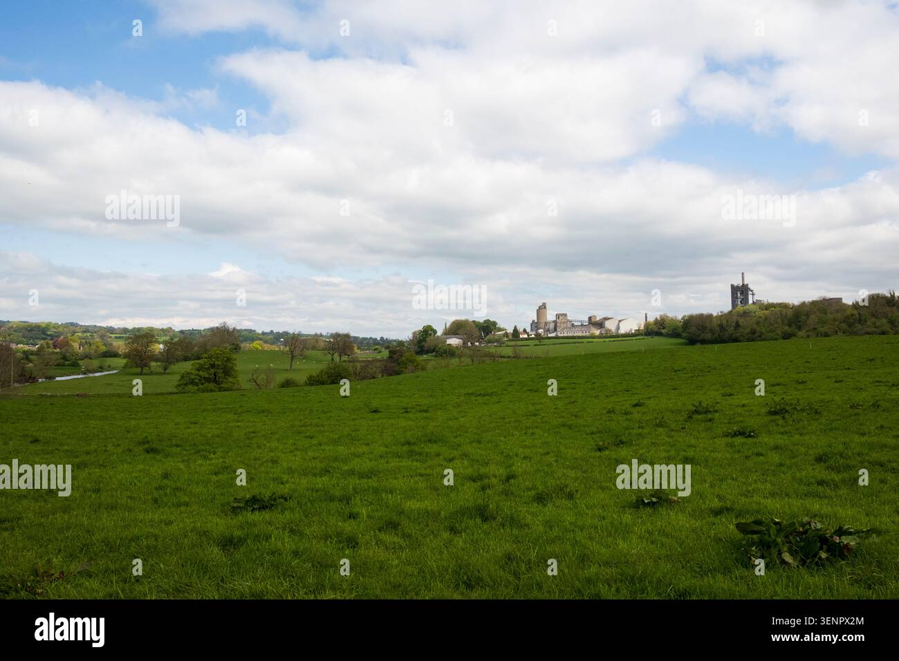 Hanson Ribblesdale Cement Works in der Nähe von Clitheroe, einem bedeutenden Industriezeichen im Ribble Valley, Großbritannien Stockfoto