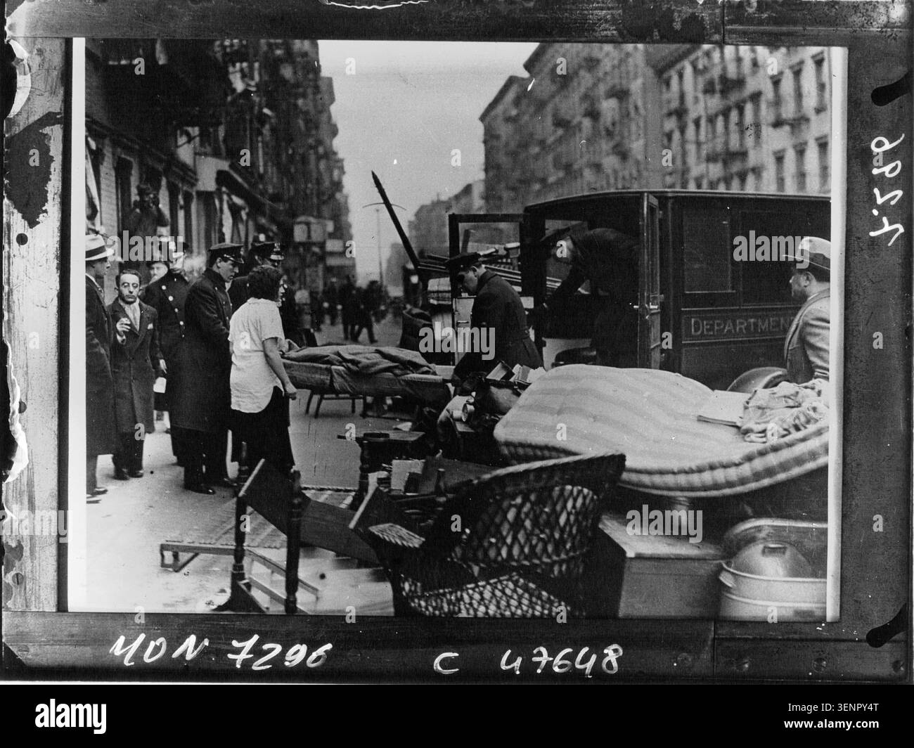 Bei der Unterdrückung einer Demonstration im Jahr 1933 transportieren Offiziere Verletzte. Das Pressefoto dokumentiert die Folgen von Massnahmen zur Kontrolle der Menschenmenge und die Verbringung von Verletzten durch die Behörden während der öffentlichen Unruhen. Stockfoto