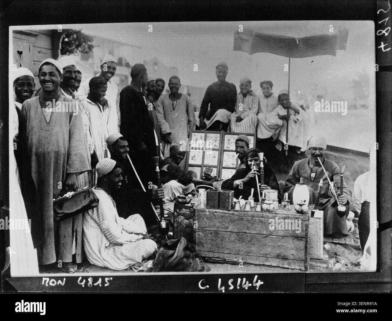 In der Nähe von Kairo gibt es ein mobiles Café auf einem Pressefoto von 1932. Das Schwarzweiß-Bild zeichnet einen Reiseservice auf und dokumentiert eine kommerzielle Aktivität, die in der Umgebung der ägyptischen Hauptstadt beobachtet wurde. Stockfoto