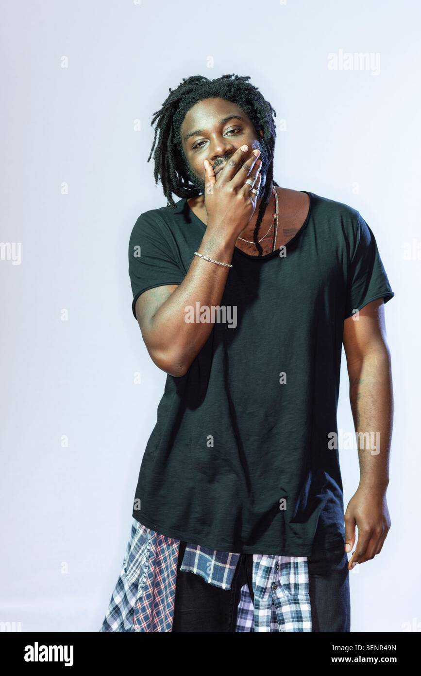 Porträt des schwarzen afroamerikanischen Schriftstellers Jason Reynolds Stockfoto