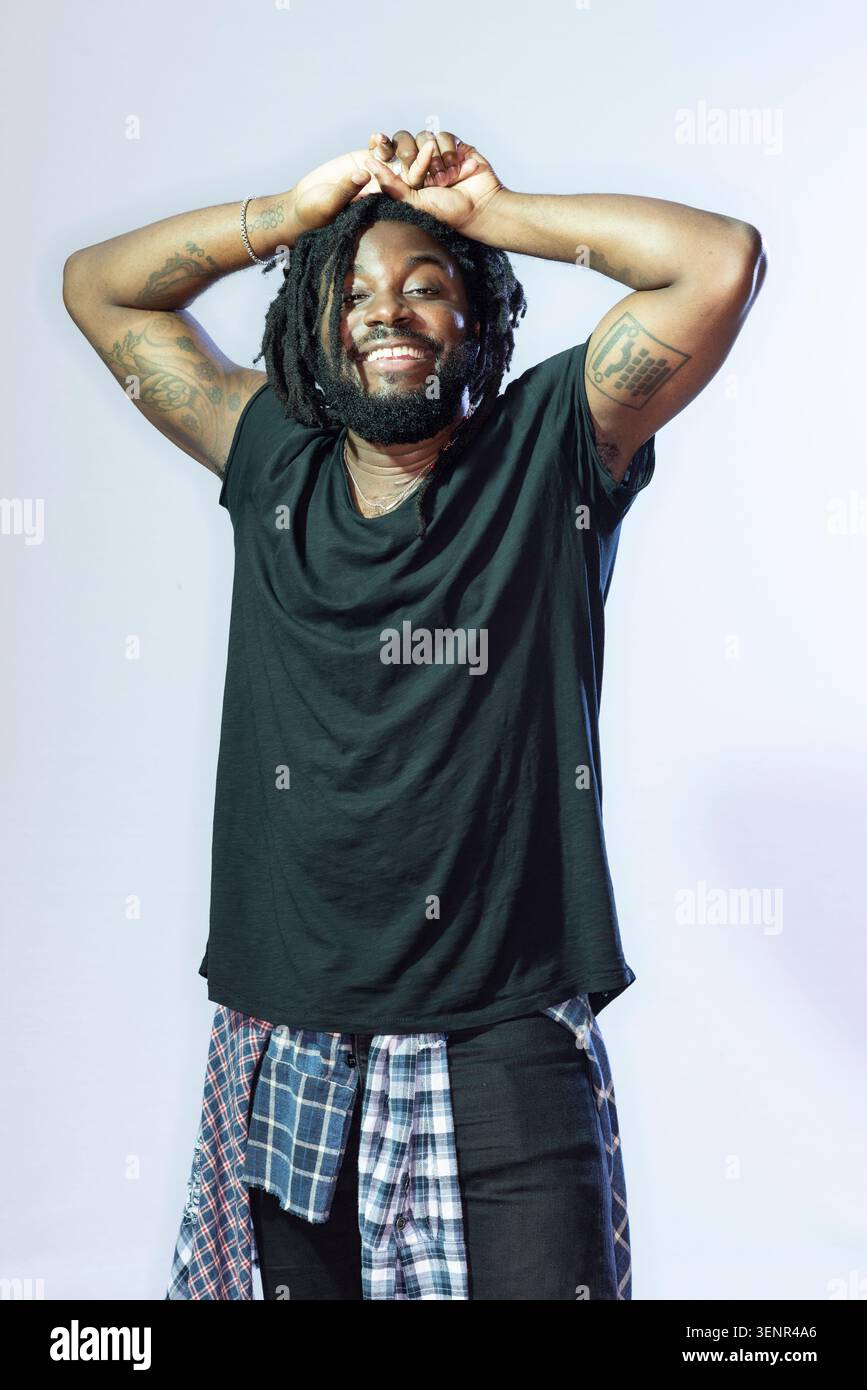 Porträt des schwarzen afroamerikanischen Schriftstellers Jason Reynolds Stockfoto