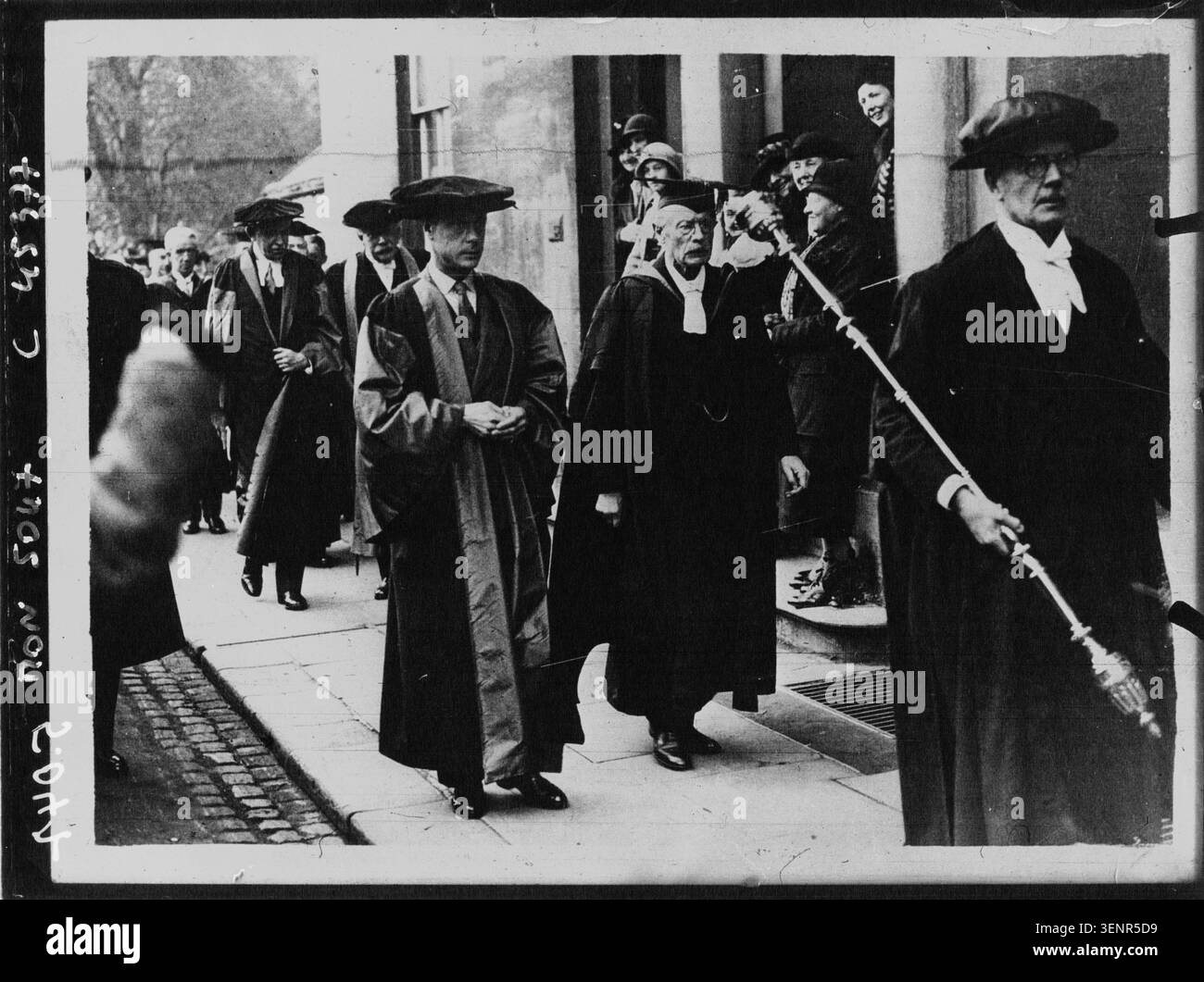 Der Prince of Wales trägt akademische Kleidung der Oxford University, als er 1932 an der Einweihung neuer Gebäude am Magdalen College teilnahm. Das Pressefoto dokumentiert einen königlichen Besuch im Zusammenhang mit der Hochschulbildung und der institutionellen Entwicklung in Oxford. Stockfoto