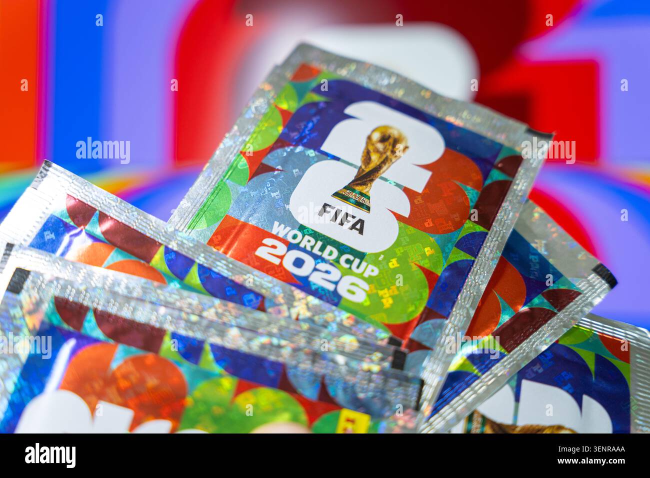 Offizielle Merchandise-Pakete zur FIFA Fussball-Weltmeisterschaft 2026 mit holografischem Foliendesign und Turniertrophäenlogo, Nahaufnahme der Fußballmeisterschaft c Stockfoto