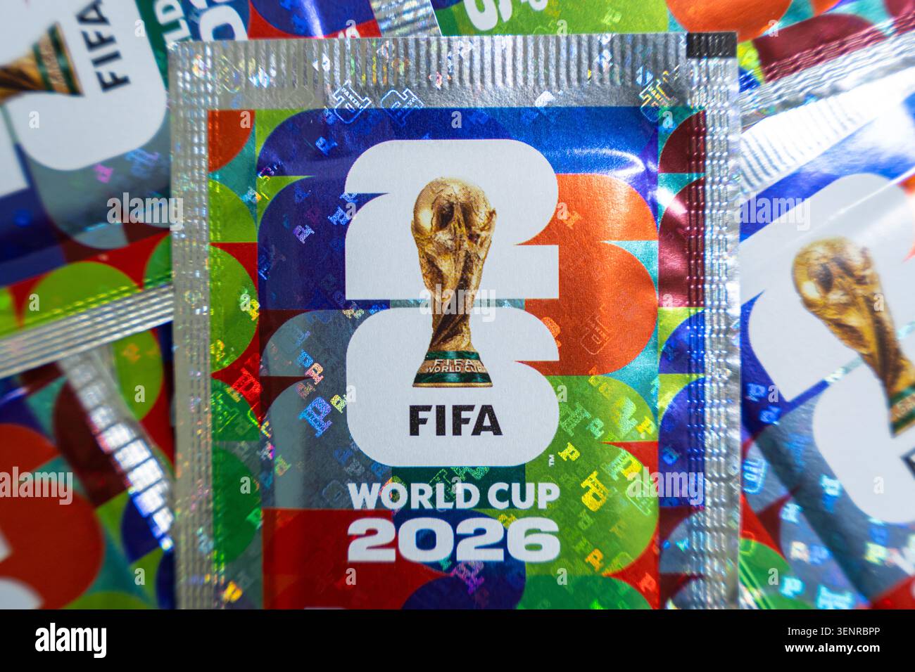Offizielle Merchandise-Pakete zur FIFA Fussball-Weltmeisterschaft 2026 mit holografischem Foliendesign und Turniertrophäenlogo, Nahaufnahme der Fußballmeisterschaft c Stockfoto