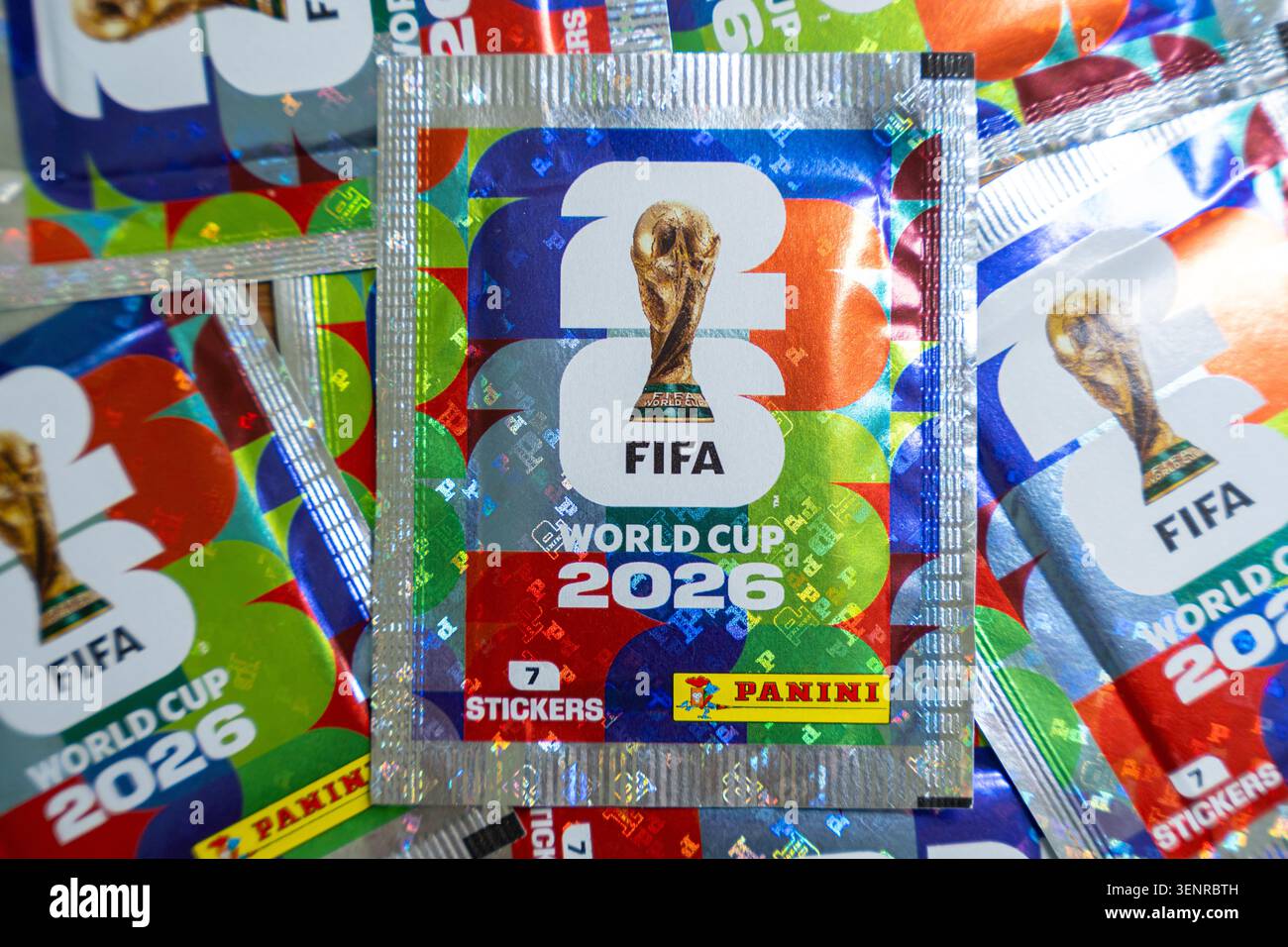 Offizielle Merchandise-Pakete zur FIFA Fussball-Weltmeisterschaft 2026 mit holografischem Foliendesign und Turniertrophäenlogo, Nahaufnahme der Fußballmeisterschaft c Stockfoto