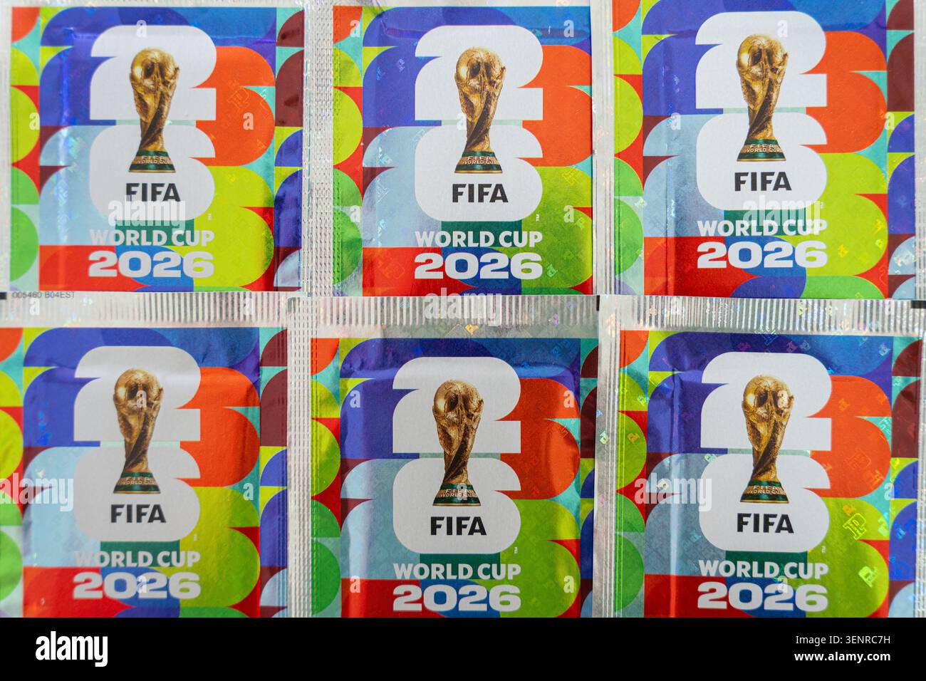 Offizielle Merchandise-Pakete zur FIFA Fussball-Weltmeisterschaft 2026 mit holografischem Foliendesign und Turniertrophäenlogo, Nahaufnahme der Fußballmeisterschaft c Stockfoto