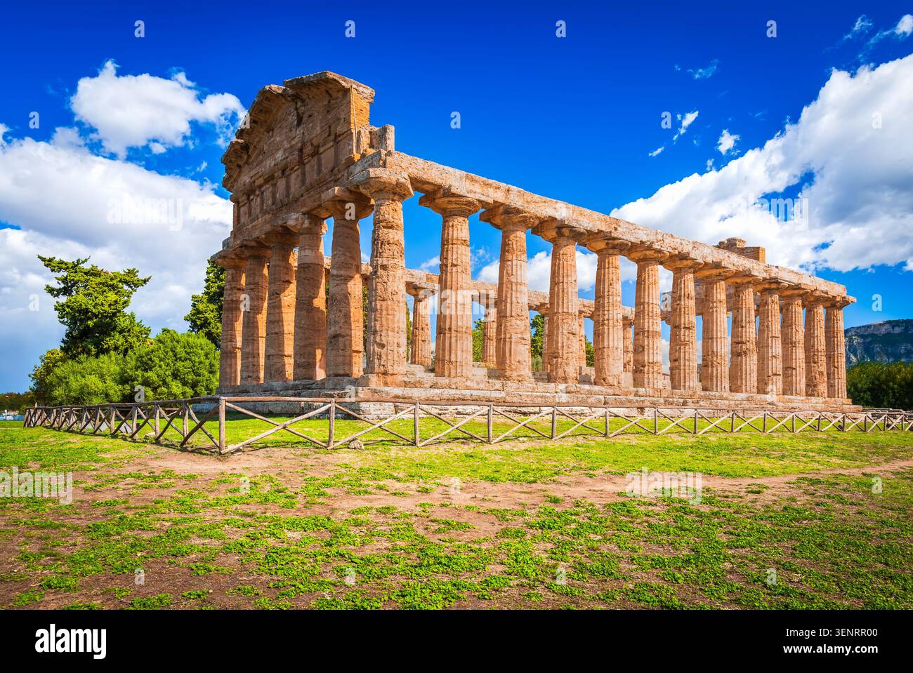 Paestum, Tempel der Athena, Weltkulturerbe und beliebtes Reiseziel in Kampanien, Italien. Stockfoto