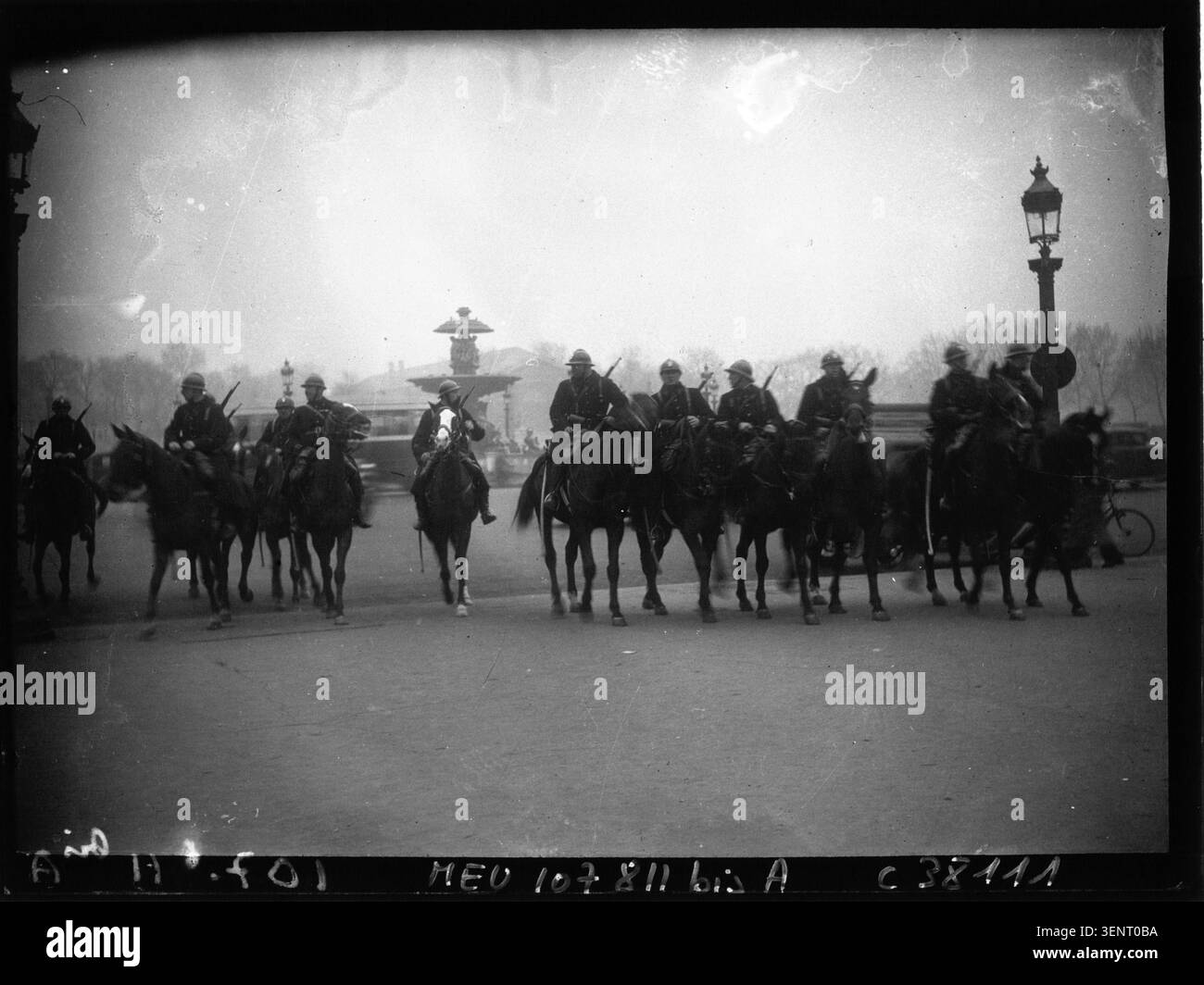 Ein Pressefoto von Agence Meurisse dokumentiert die Unruhen in Paris im Jahr 1934, die in der französischen Hauptstadt während einer Zeit politischer und öffentlicher Unruhen auftraten. Stockfoto