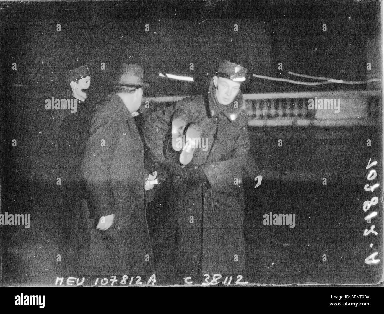 1934 ereigneten sich in Paris Unruhen. Das Pressefoto von Agence Meurisse dokumentiert das Ereignis während der zivilen Unruhen in Frankreich. Stockfoto