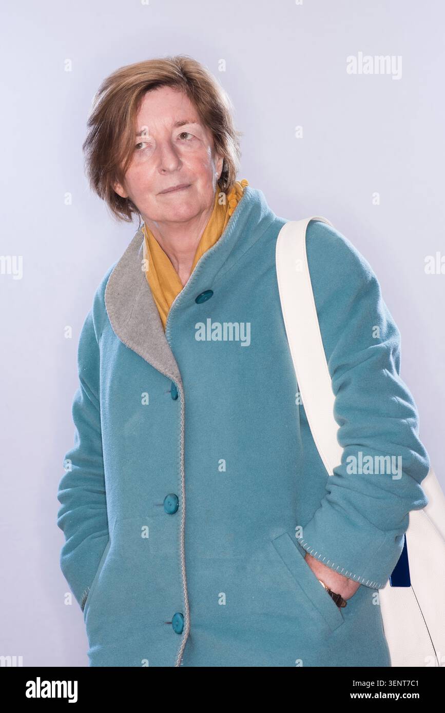 Porträt des Schriftstellers Pat Barker im blauen Mantel mit gelbem Schal. Stockfoto