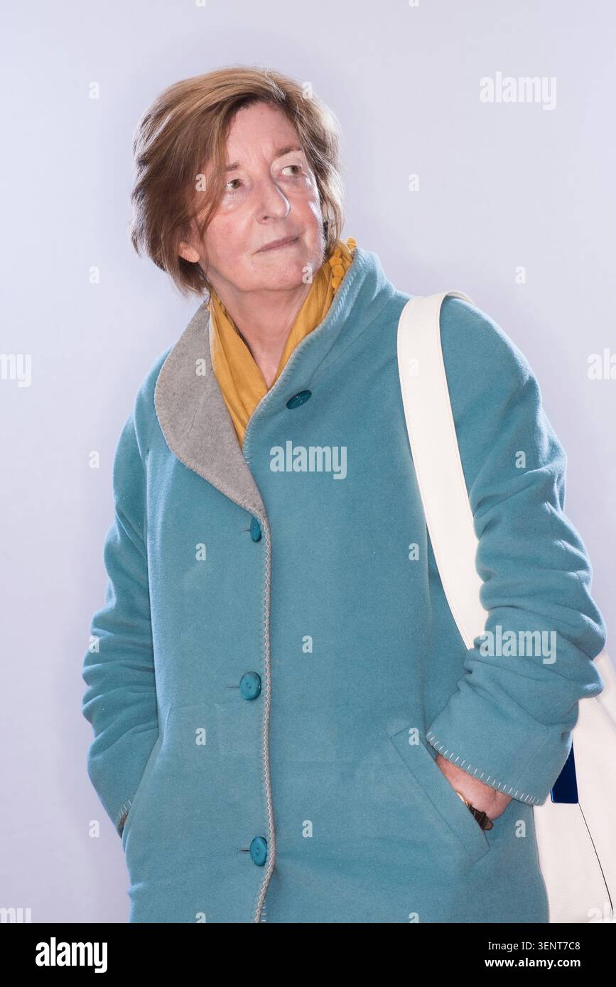 Porträt des Schriftstellers Pat Barker im blauen Mantel mit gelbem Schal. Stockfoto