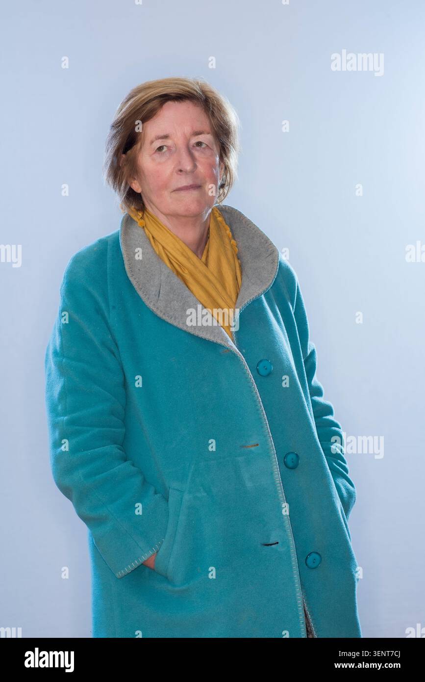 Porträt des Schriftstellers Pat Barker im blauen Mantel mit gelbem Schal. Stockfoto