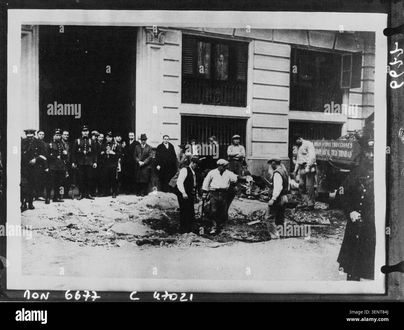 Die revolutionären Unruhen in Spanien lenken die Aufmerksamkeit auf das Generalkommissariat in Barcelona, wo 1933 zwei Bomben fielen. Das Pressefoto dokumentiert den Ort, der mit dem Bombenanschlag während einer Periode politischer Unruhen verbunden war. Stockfoto