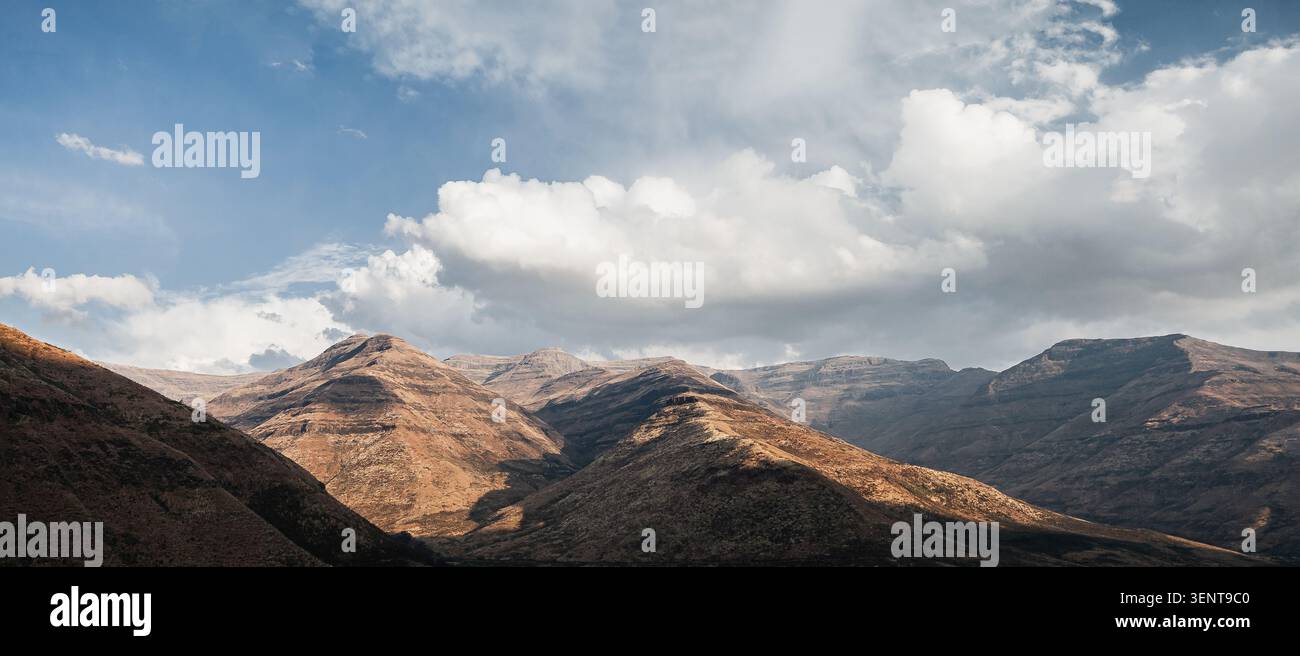 Ein Weitwinkel-Panoramablick auf die zerklüfteten Maluti Mountains im TS'ehlanyane Nationalpark, Lesotho. Stockfoto
