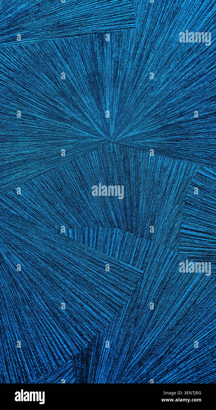 Tiefblaue geometrische Textur mit Metallic-Cyan-Highlights und strahlenden linearen Mustern. Vertikaler Premium 8K-Hintergrund für Smartphone-Bildschirm Stockfoto
