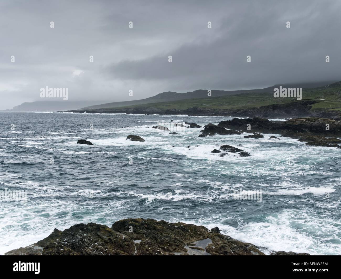 Raue See westlich von Achillbeg, Irland Stockfoto